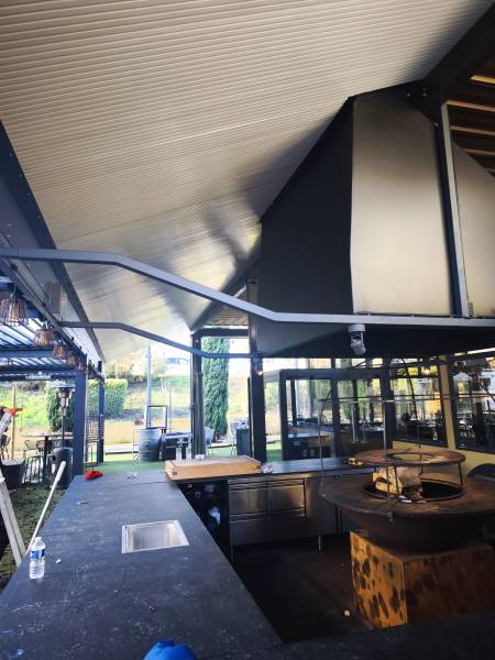 Fabrication sur mesure d'une hotte pour Brasero pour le restaurant le Red Garden à Villefranche -sur-Saône 69400