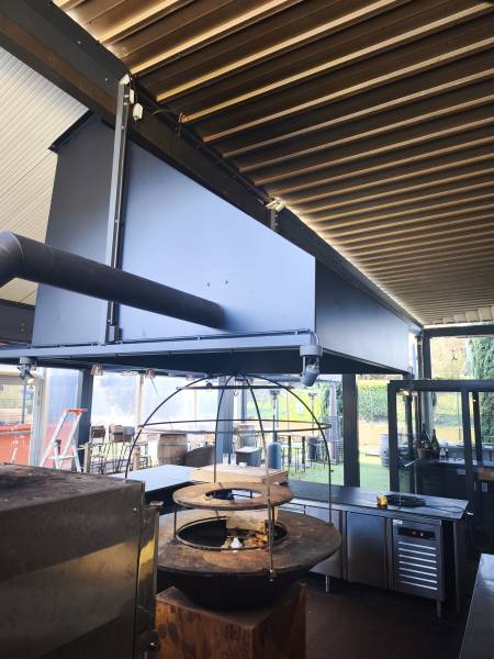 Fabrication sur mesure d'une hotte pour Brasero pour le restaurant le Red Garden à Villefranche -sur-Saône 69400