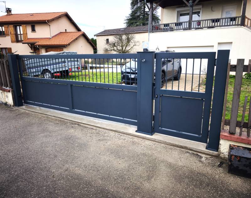 Pose d'un portail sur mesure coulissant motorisé sur mesure à Rillieux-la-Pape – Steel Fermeture, métallerie dans l'Ain (01)