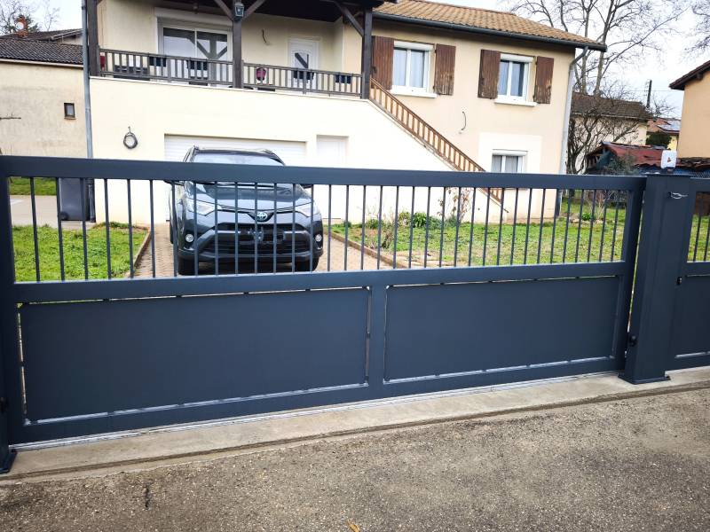 Pose d'un portail sur mesure coulissant motorisé sur mesure à Rillieux-la-Pape – Steel Fermeture, métallerie dans l'Ain (01)