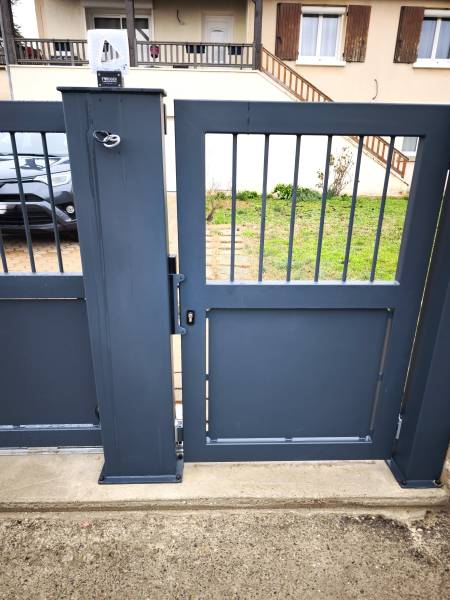 Pose d'un portail sur mesure coulissant motorisé sur mesure à Rillieux-la-Pape – Steel Fermeture, métallerie dans l'Ain (01)