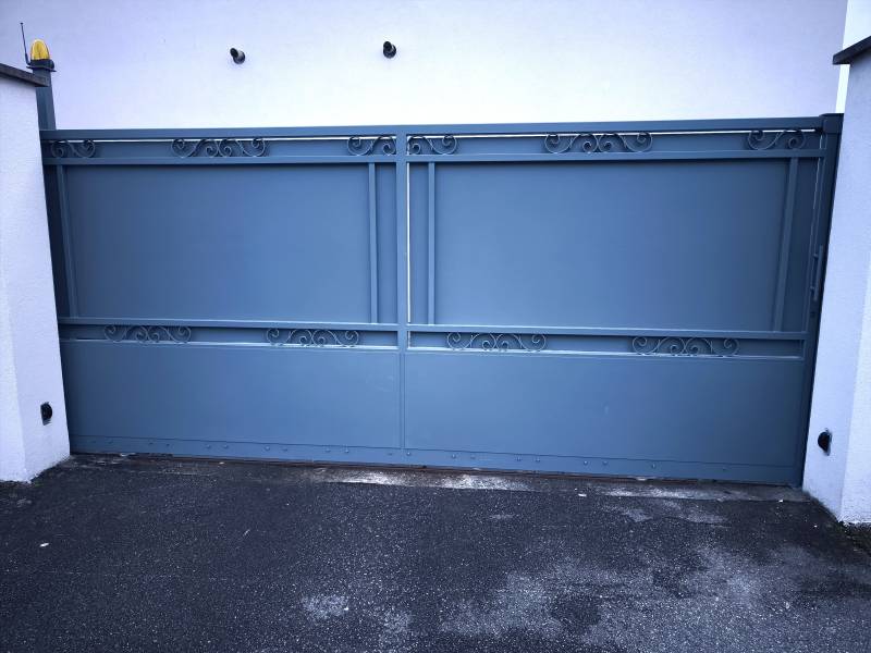 Fabrication de portails acier sur mesure avec décor découpe laser à Villeurbanne – Steel Fermeture, métallerie dans l'Ain (01)