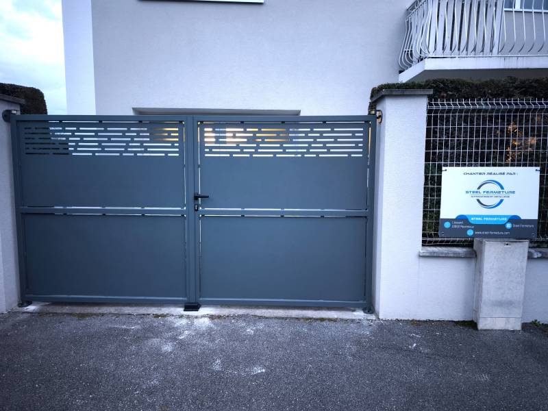 Fabrication de portails acier sur mesure avec décor découpe laser à Villeurbanne – Steel Fermeture, métallerie dans l'Ain (01)