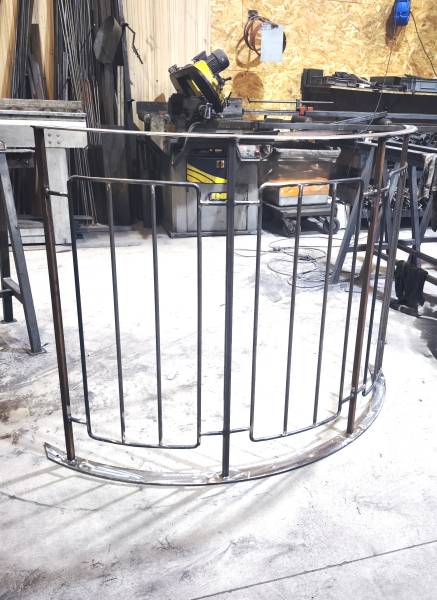 Fabrication et pose d'un garde-corps cintré sur mesure à Lyon – Steel Fermeture, métallerie dans l'Ain (01)