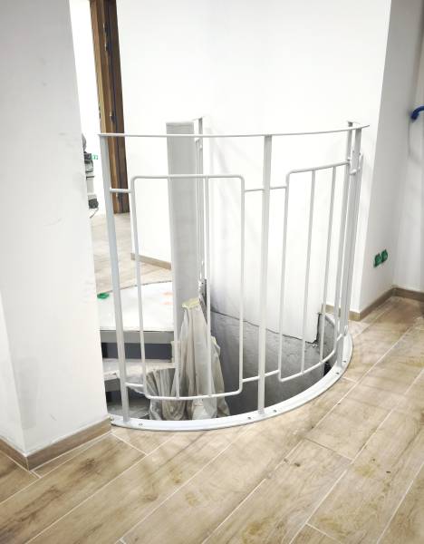Fabrication et pose d'un garde-corps cintré sur mesure à Lyon – Steel Fermeture, métallerie dans l'Ain (01)