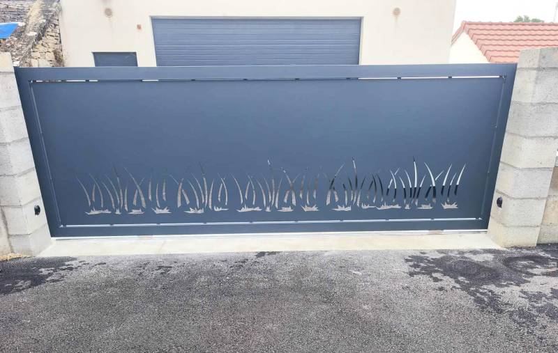 Installation d’un portail coulissant en acier avec découpe laser et motorisé à Parmilieu (38390) – Fabrication sur mesure à Meximieux