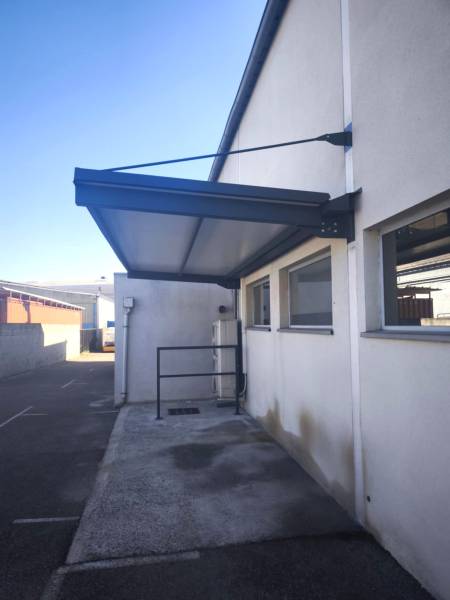 Création d’un auvent sur mesure en acier pour vélos à Décines-Charpieu 69150 – Métallerie Steel Fermeture