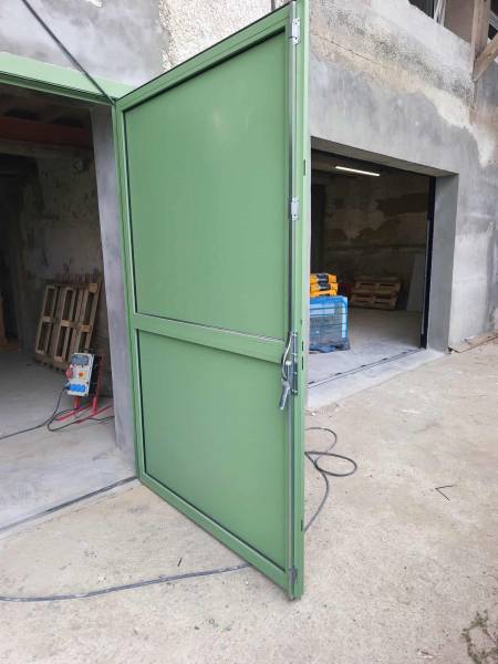 Réalisation de portes métalliques sur mesure et porte sectionnelle – Est lyonnais, Rhône (69)