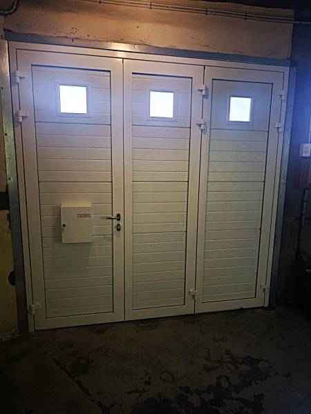 Installation d’une Porte Battante Aluminium sur Mesure 3 vantaux à Beynost (01700) dans l'Ain