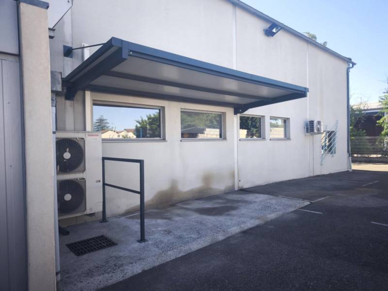 Création d’un auvent sur mesure en acier pour vélos à Décines-Charpieu 69150 – Métallerie Steel Fermeture