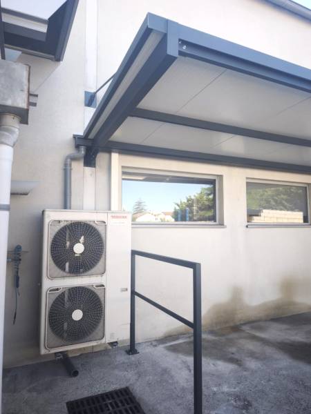 Création d’un auvent sur mesure en acier pour vélos à Décines-Charpieu 69150 – Métallerie Steel Fermeture