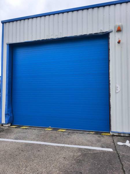 Remplacement de porte sectionnelle industrielle à Dagneux (01120) – Steel Fermeture (Ain)