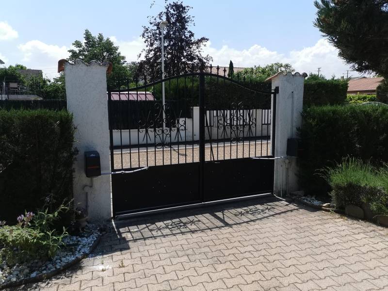 Installation/ pose d'une motorisation sur portail deux battants à Saint Romain de Jalionas 38460 proche Pont-de-Chéruy 38230