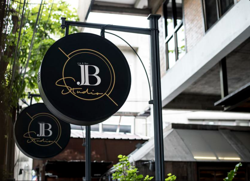 Spécialiste de la découpe laser de panneaux publicitaires à Meximieux et la région de Bourg-en-Bresse