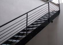 Notre zone d'activité pour ce service Fabrication sur mesure d’escalier intérieur en limon central avec marches bois adaptées à un style moderne par un artisan métallier